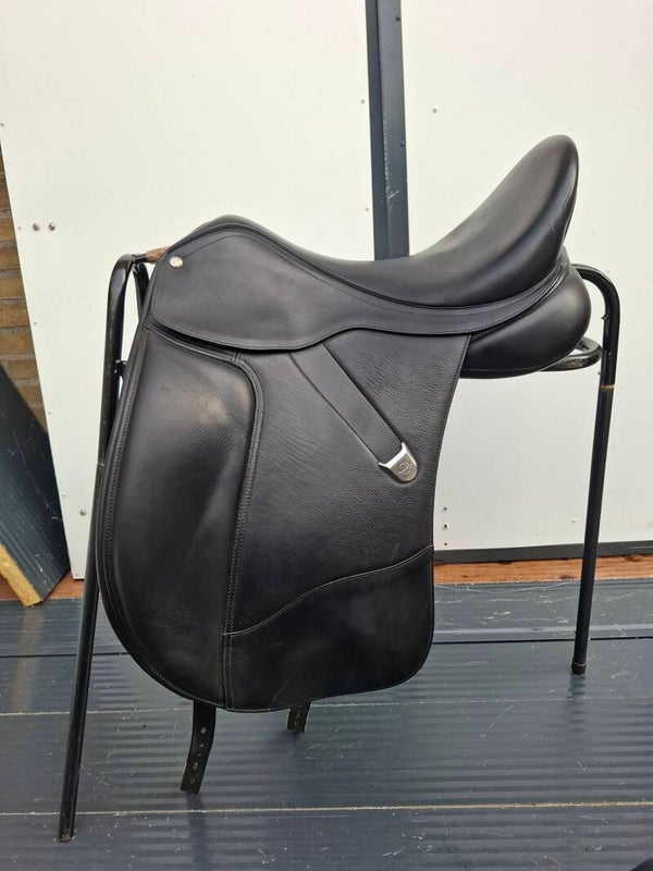 Bates luxe dressage 17.5