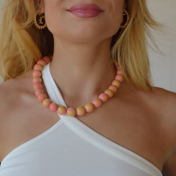 Light wooden / pink beads necklace
