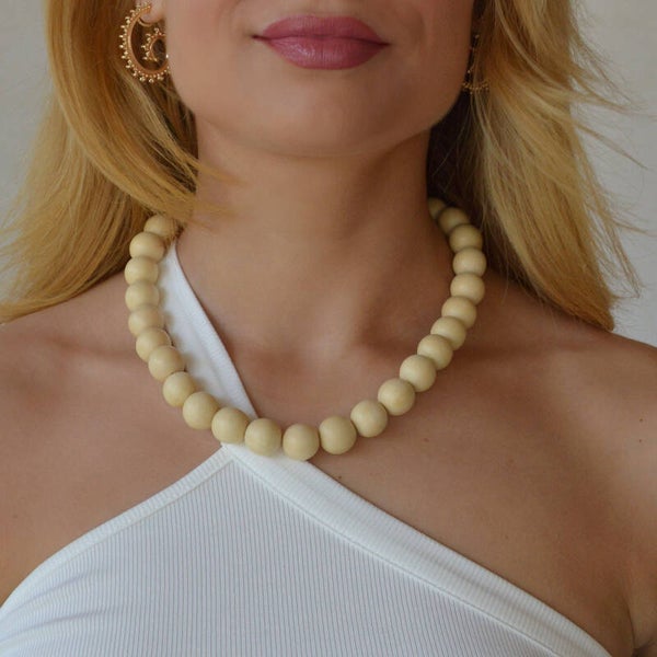 Light wooden beads necklace