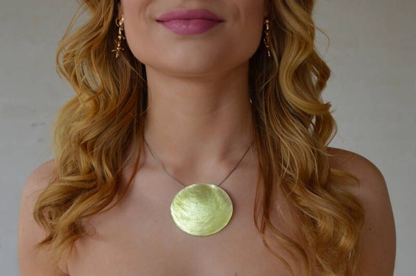 Pastel green shell pendant necklace round