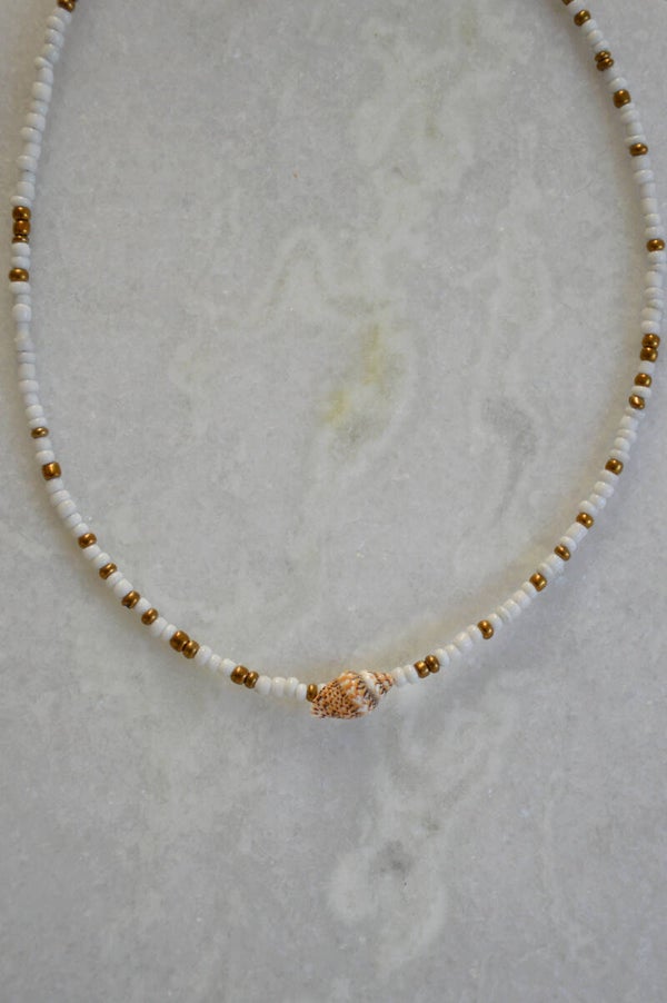 White / gold beads shell necklace
