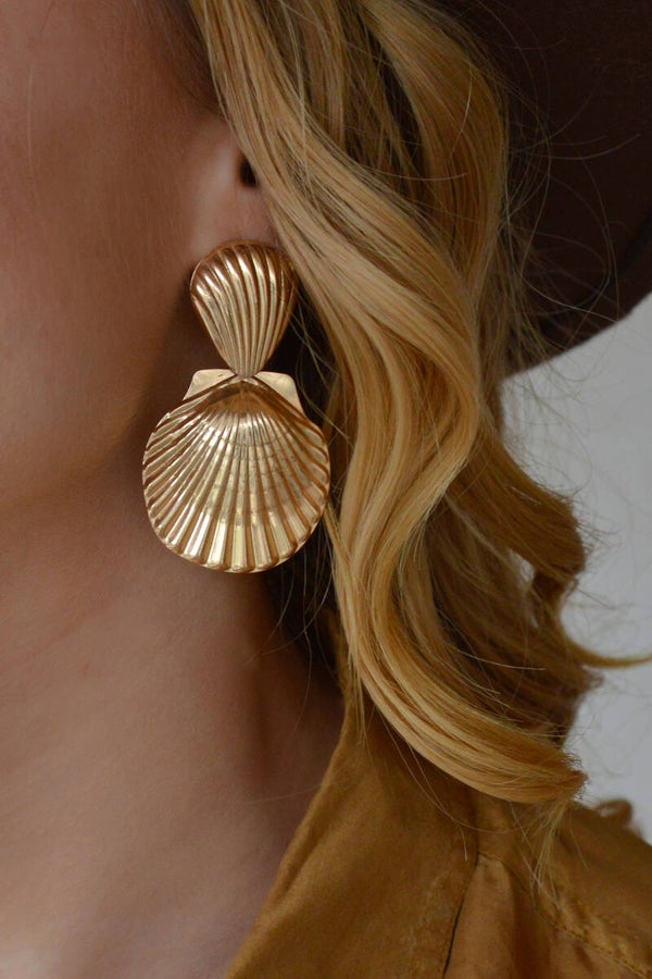 Shell earrings gold