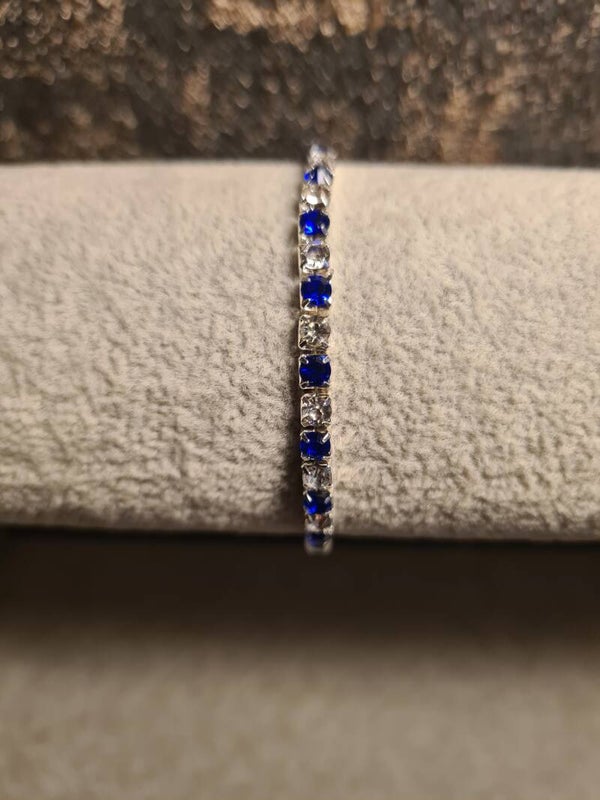 Zilveren armband met donkerblauwe witte steentjes