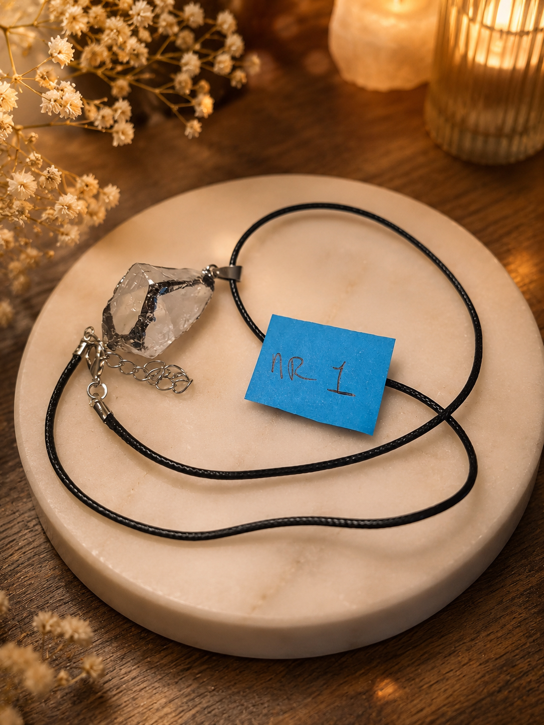 Berg crystal hanger met leren ketting zilver