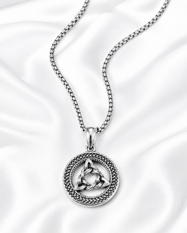 Ketting met Keltische drie-eenheidsknoop hanger