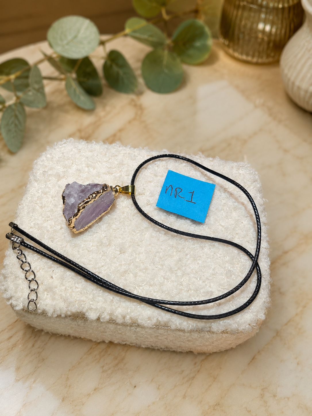 Amethist hanger met leren ketting goud