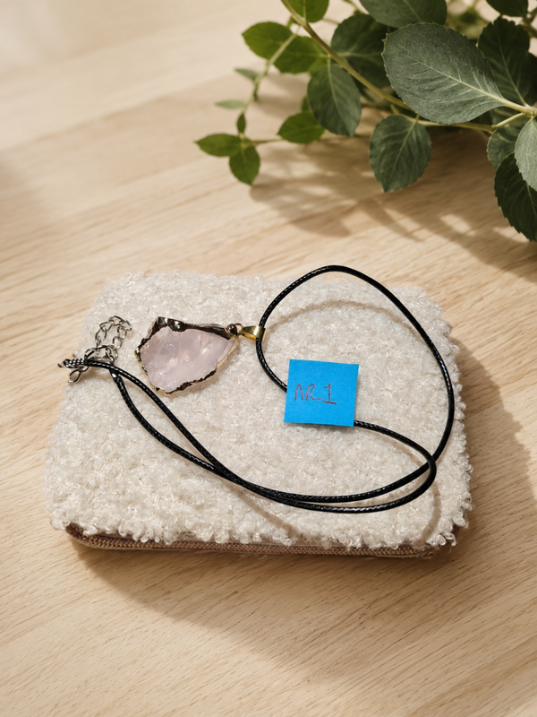 Berg crystal hanger met leren ketting goud