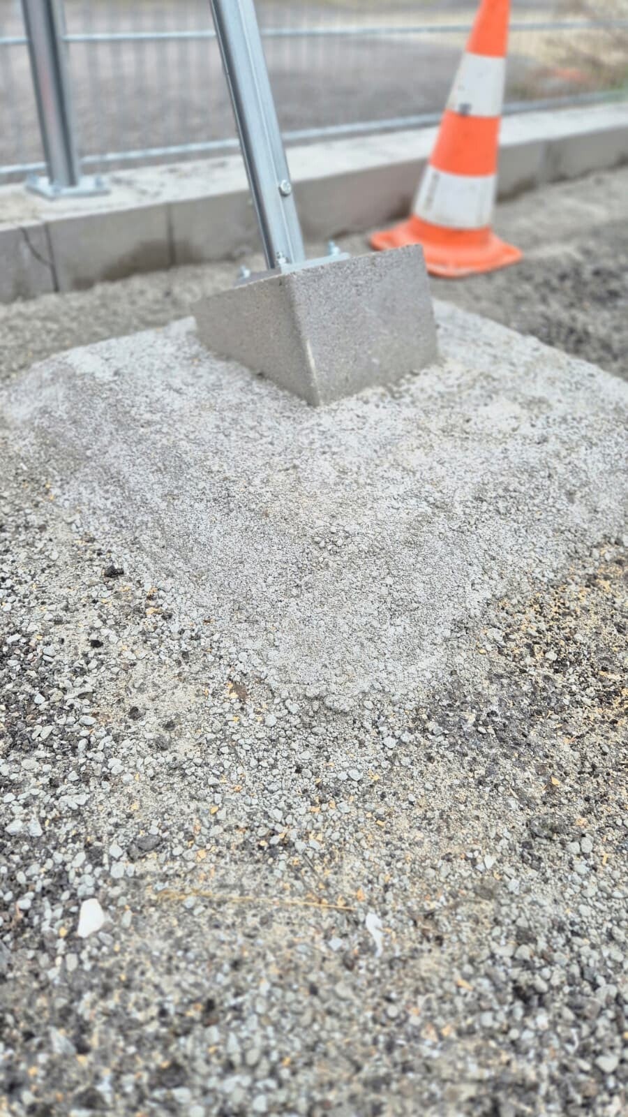 Fundament für hohen Zaun - Abstützung