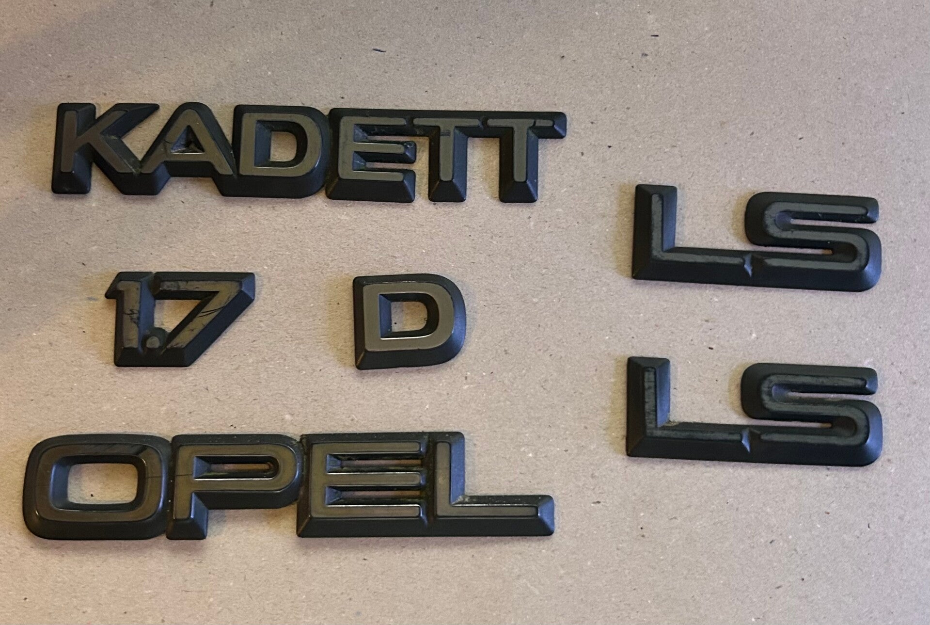 Opel Kadett E - Naam embleempje’s
