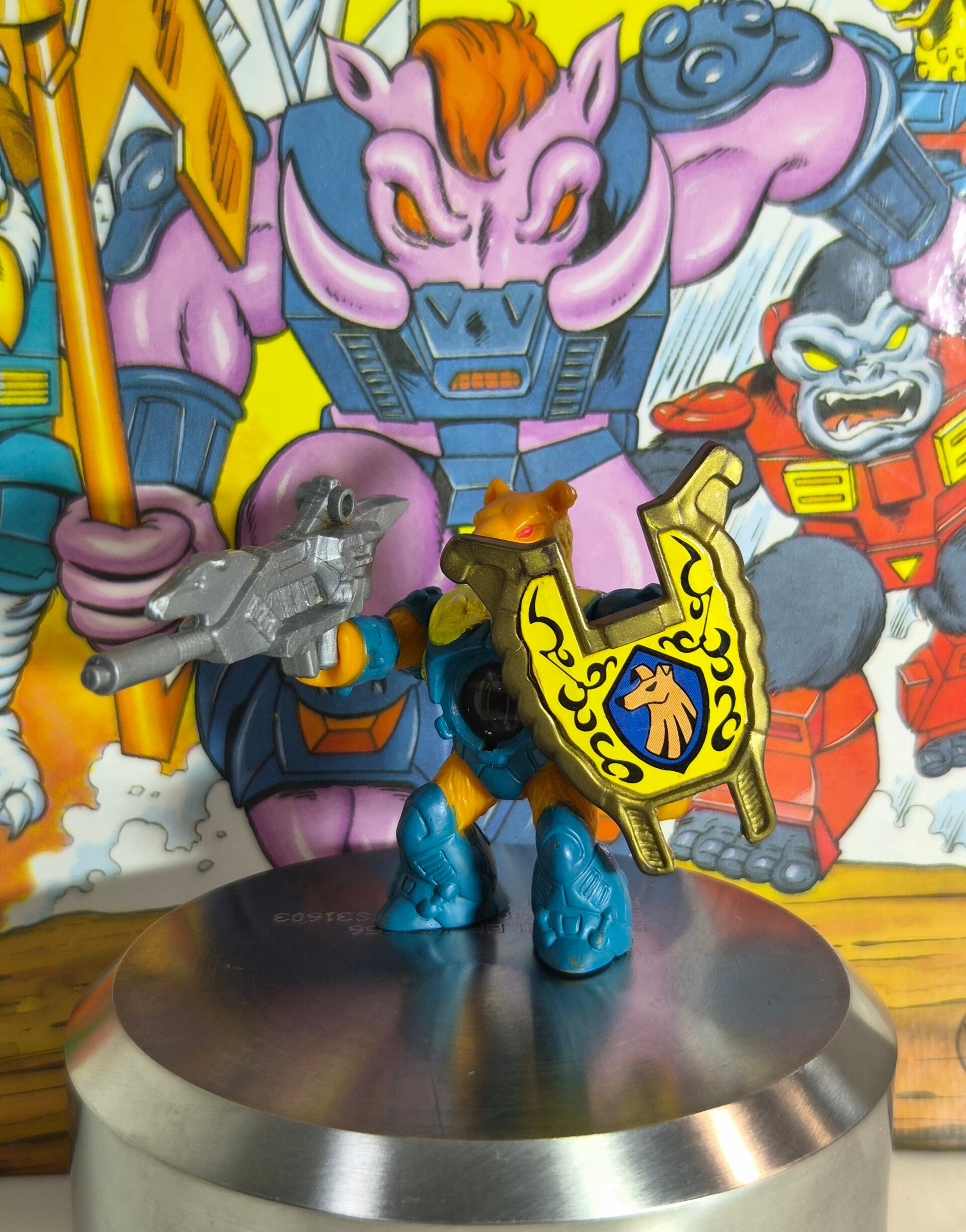 Laser Beasts Killer Hound #94 met wapen en schild