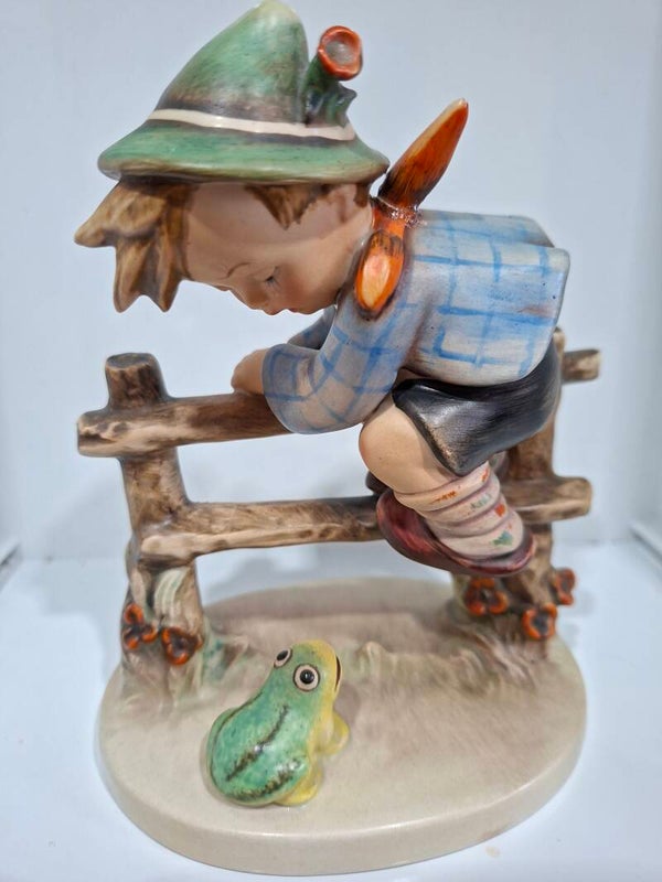 #201/1 Retreat to safety 6 inch TMK 2 1948. Met schade aan sjaal