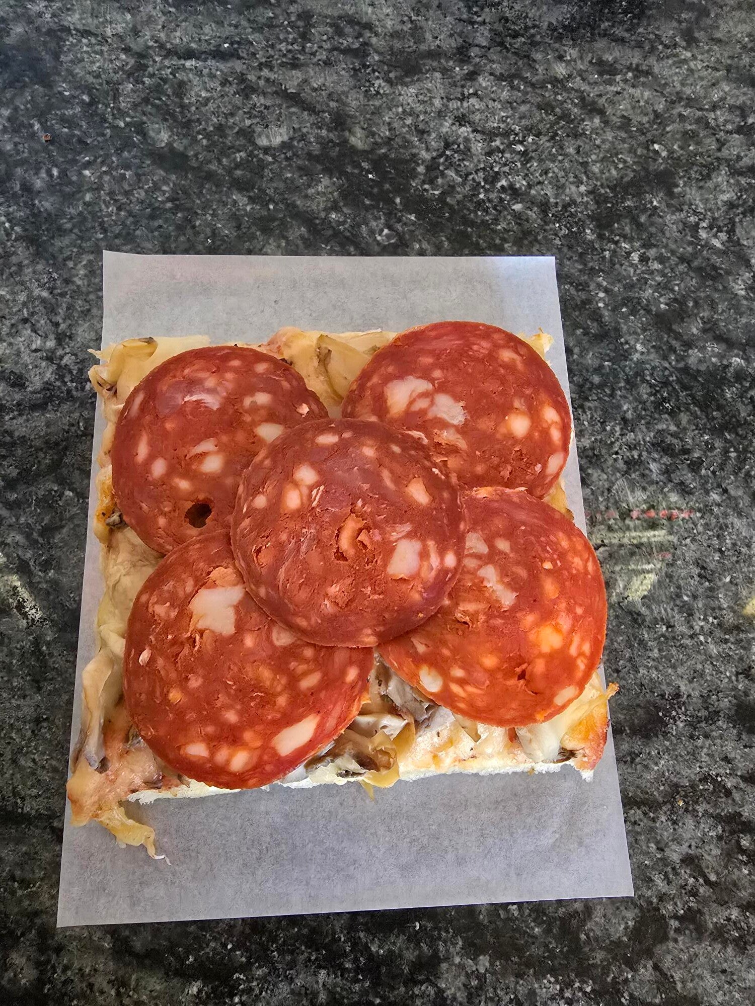 Pizza stuk +- 20x15 cm Kaas, Tomaat, Champignon, Chorizo