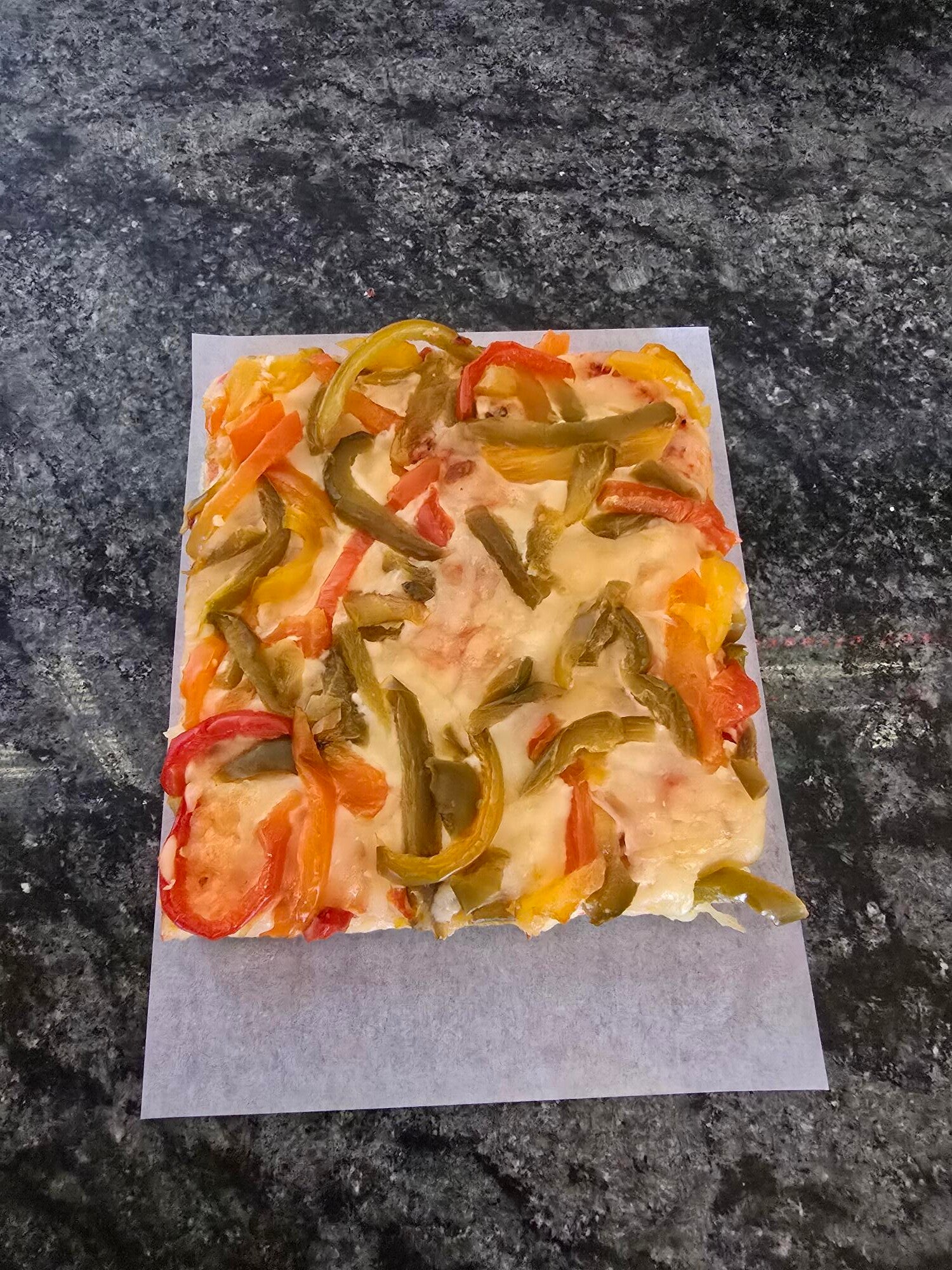 Pizza stuk  +- 20x 15 cm Kaas, Tomaat, Paprika.