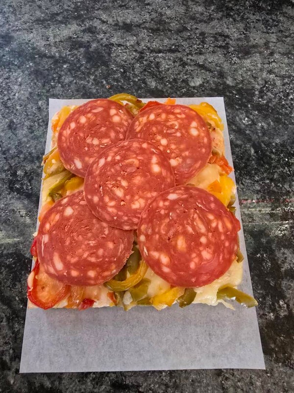 Pizza stuk +- 20x15 cm Kaas, Tomaat, Paprika, Chorizo