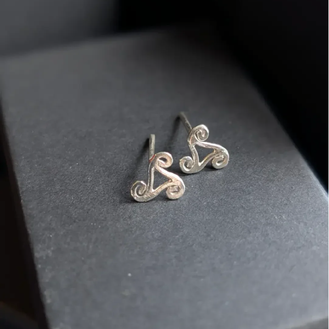 Triskelion studs