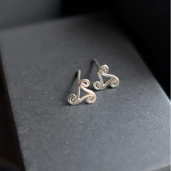 Triskelion studs