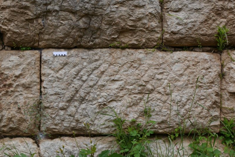 Bahngespitzter Bossenquader