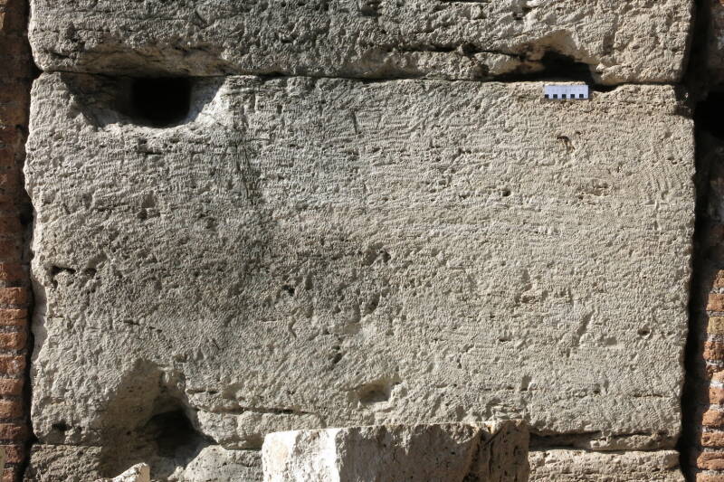 Fein gezahnter Quader, Kolosseum