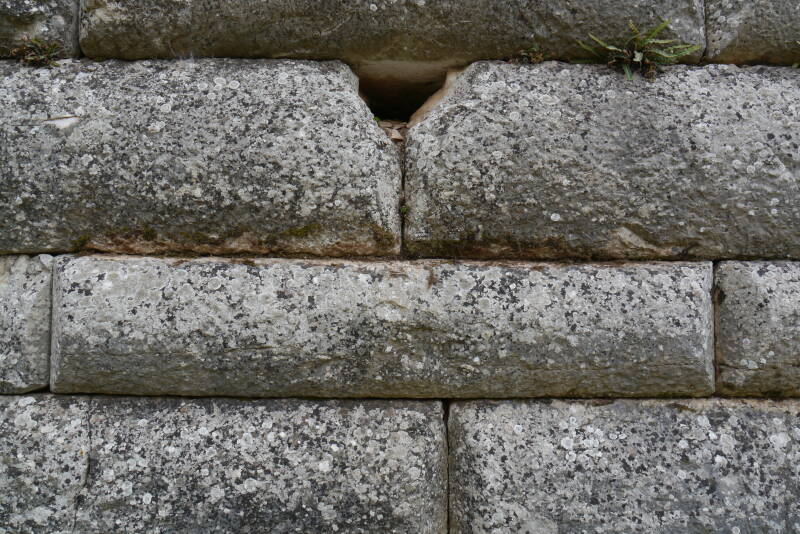 Abb. 4: Detail der Quader mit Ausbruch. Leider sind die Bearbeitungsspuren durch die Verwitterung nur noch schlecht ablesbar. Foto: P. Völkle ©