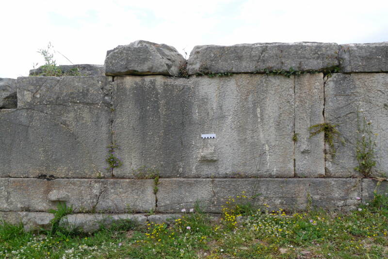 Abb. 8: Orthostaten mit Grund- und Deckplatte. Foto: P. Völkle ©