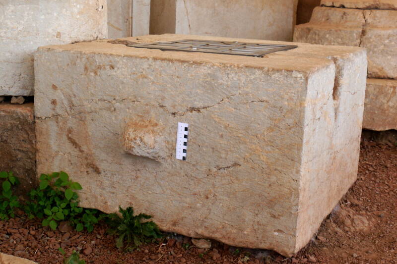 Abb. 1: Steinerne Schatztruhe mit gezahnter Oberfläche und Versatzbossen. Foto: P. Völkle ©