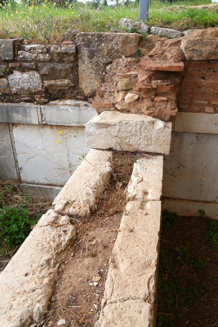 Abb. 8: Blick auf die doppelt gestellten Orthostaten mit Klammerlöchern. Foto: P. Völkle ©