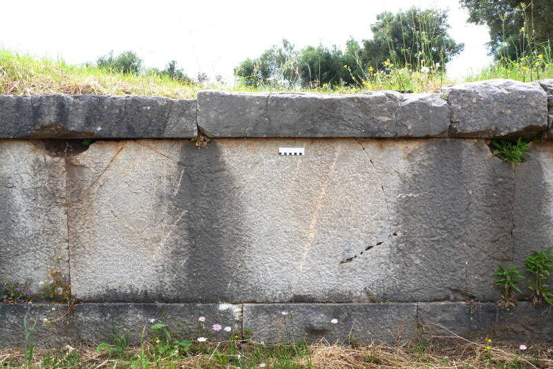 Abb. 10: Fein gespitzte Oberfläche mit Löchern oberhalb der vertikalen Fugen. Foto: P. Völkle ©