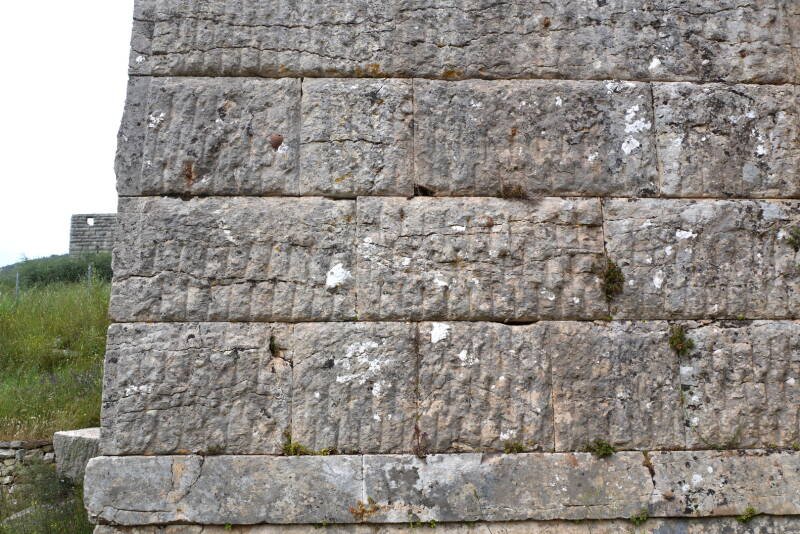 Abb. 8: Kerbendekor am viereckigen Turm.   Foto: P. Völkle ©