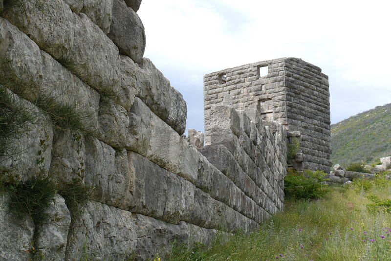 Abb. 12: Mauer östlich des Arkadischen Tors mit anschließendem Wehrturm. Foto: P. Völkle ©