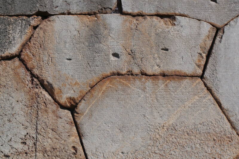 Polygonalmauer, Zangenloch