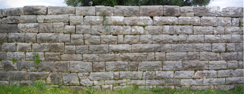 Abb.2: Außenmauer mit bossierten Quadern. Foto: P. Völkle ©