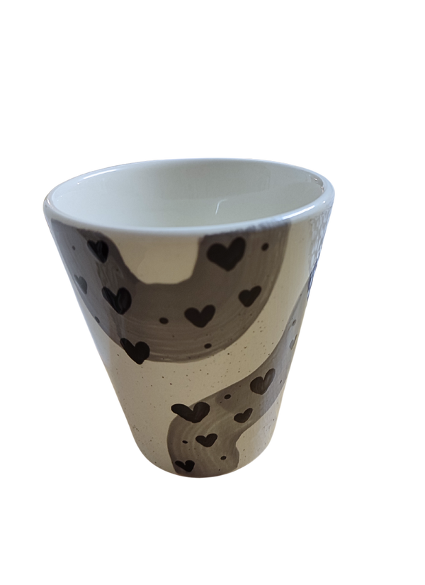 Becher Kege graue Striche mit Herzen