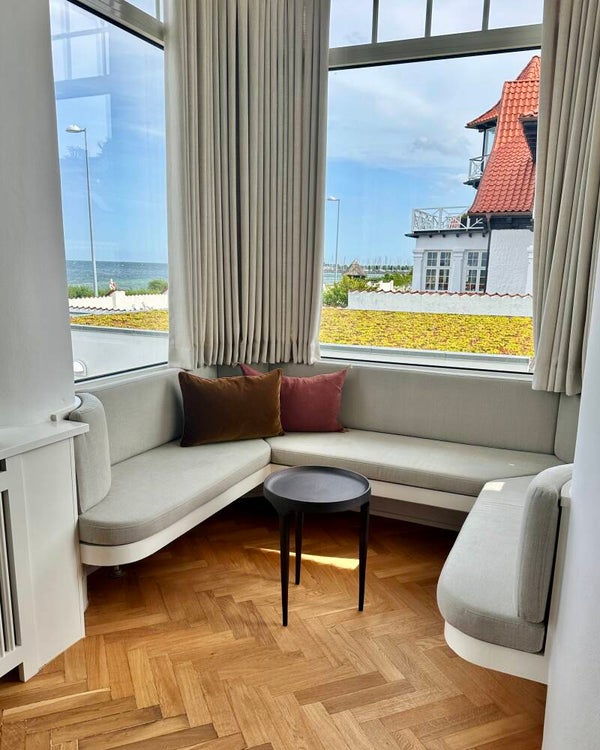 Specialdesignet hjørnesofa med havudsigt