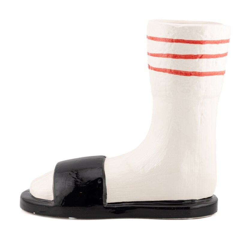 Aardewerk vaas sokken in sandalen