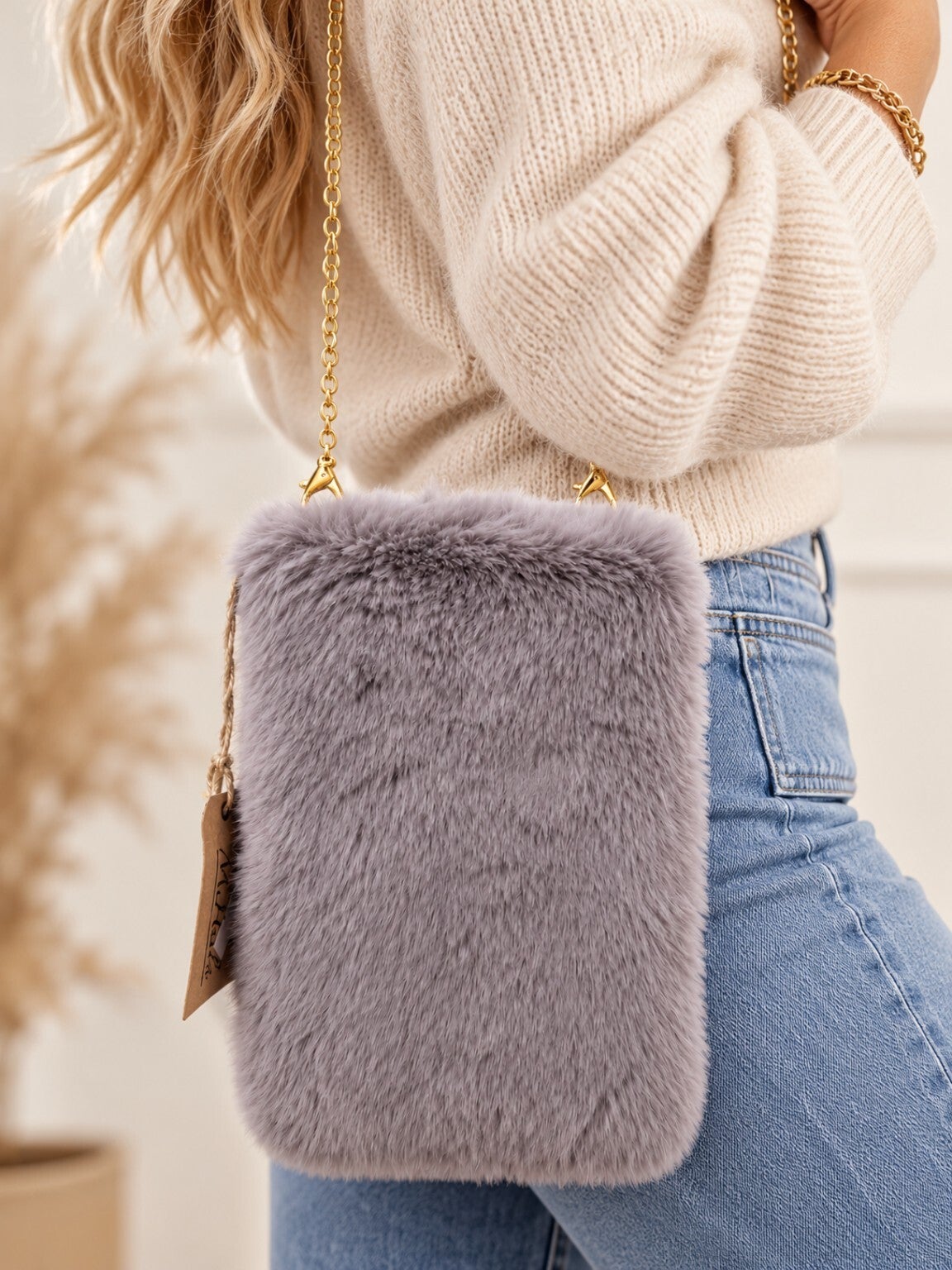 Fluffy schoudertasje met gouden ketting – Grijs
