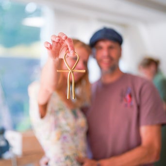 Foto van Jan Willemsen. Naast het maken van instrumenten organiseert Je Puurheid ook workshops, cursussen en belevingsdagen in Beekbergen bij centrum Bronkracht. Maak jouw eigen ankh of lemniscaat.