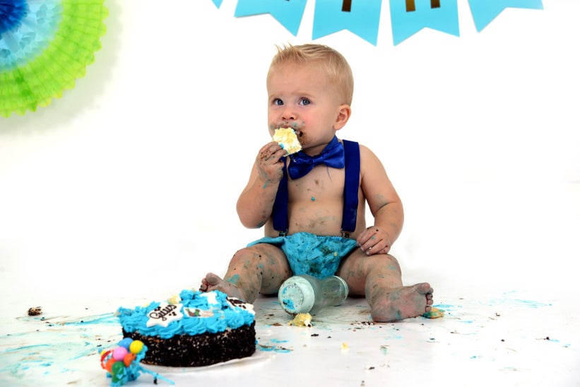 jongen met cakesmash versiering in blauw