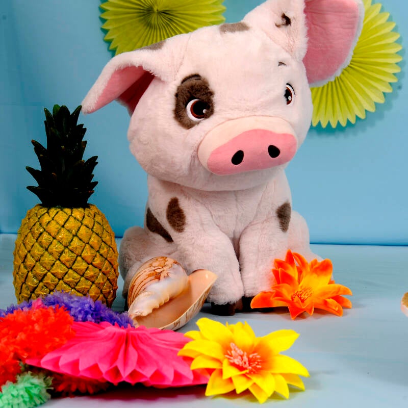 Versiering met knuffel, ananas en diverse kunst bloemen