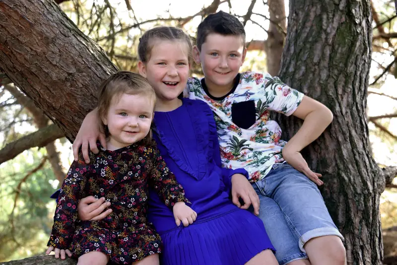 foto 3 kinderen in boom
