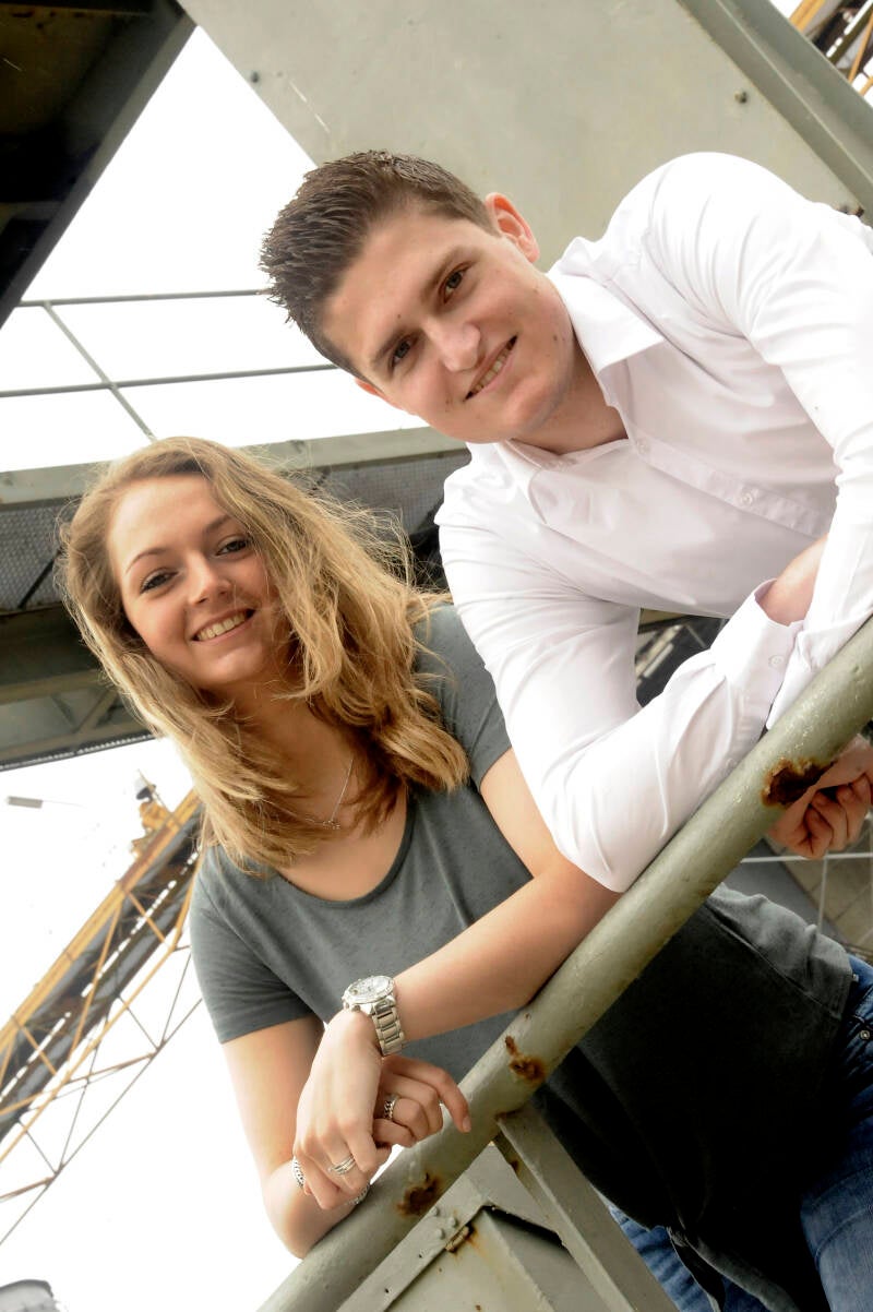 stelletje hangend op trapleuning