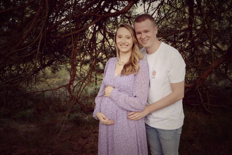 zwanger stelletje op heide