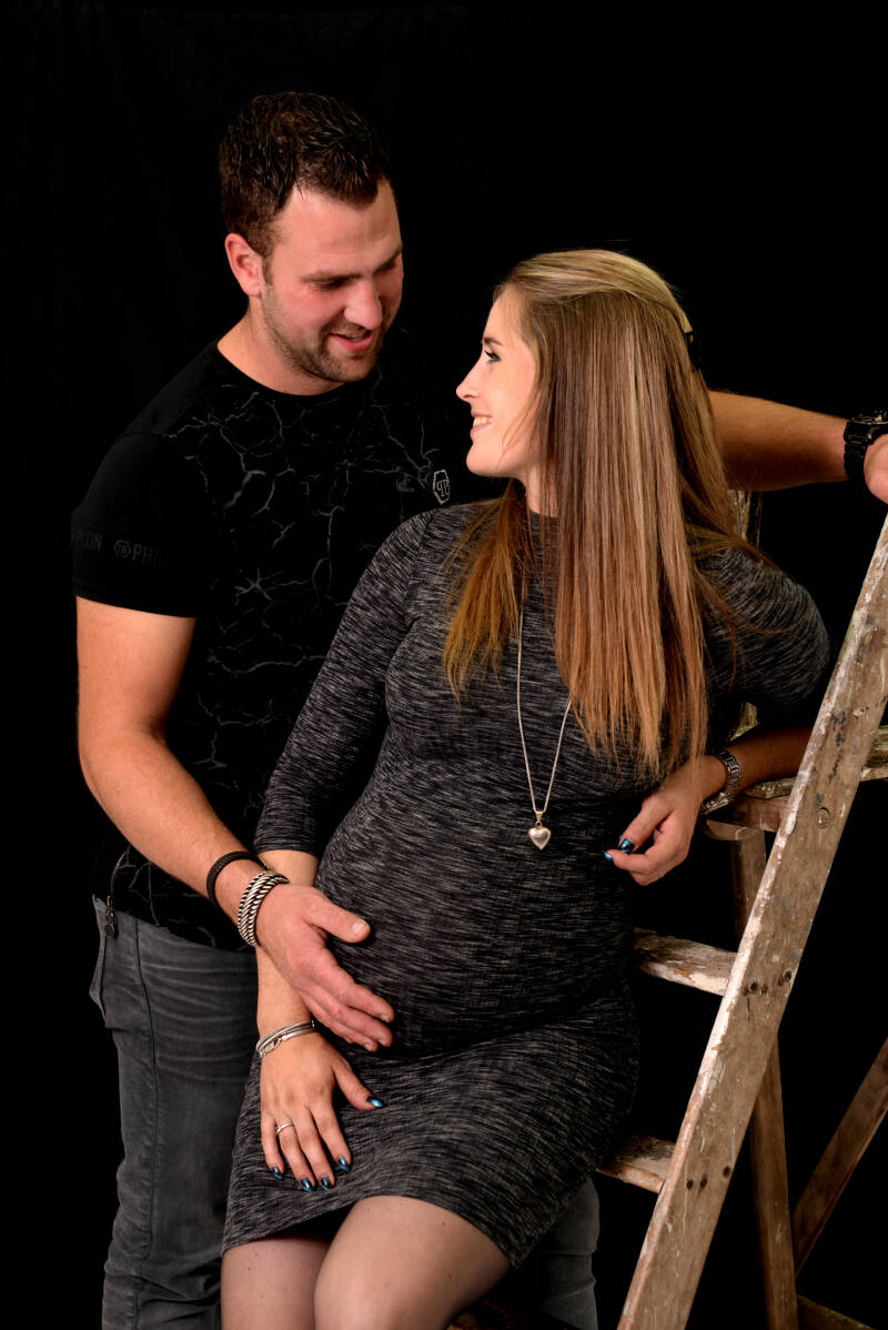 zwanger stelletje op trap