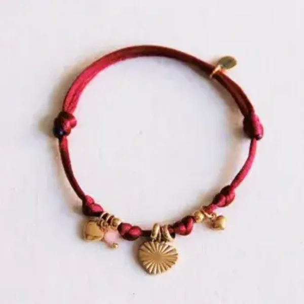 Satijn bedelarmbandje met harten en mini facetjes