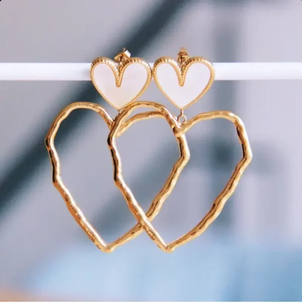 Statement oorbel met parelmoer steker en open hart