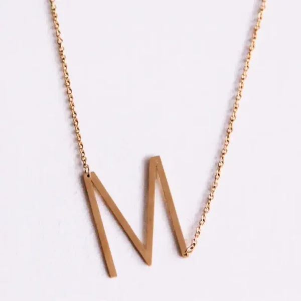 Fijn kettinkje met grote letter