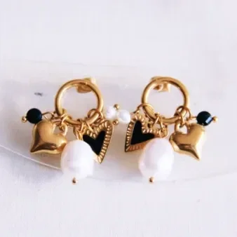 Ronde oorsteker met tros van hartjes, parels en facet - zwart/goud