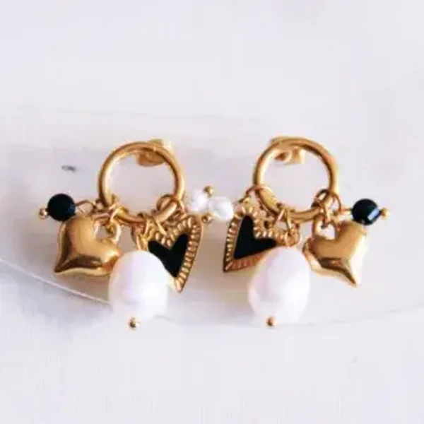 Ronde oorsteker met tros van hartjes, parels en facet - zwart/goud