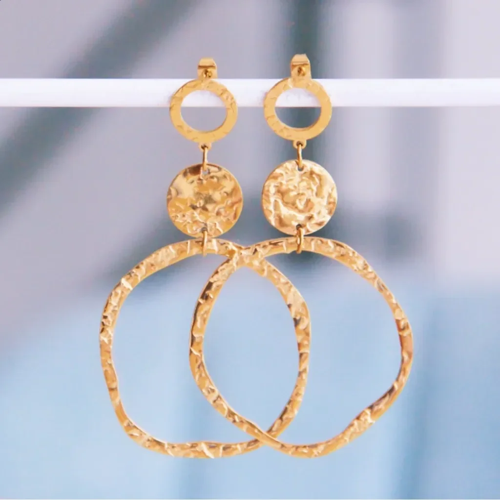 Statement oorbel ronde gebutste ringen