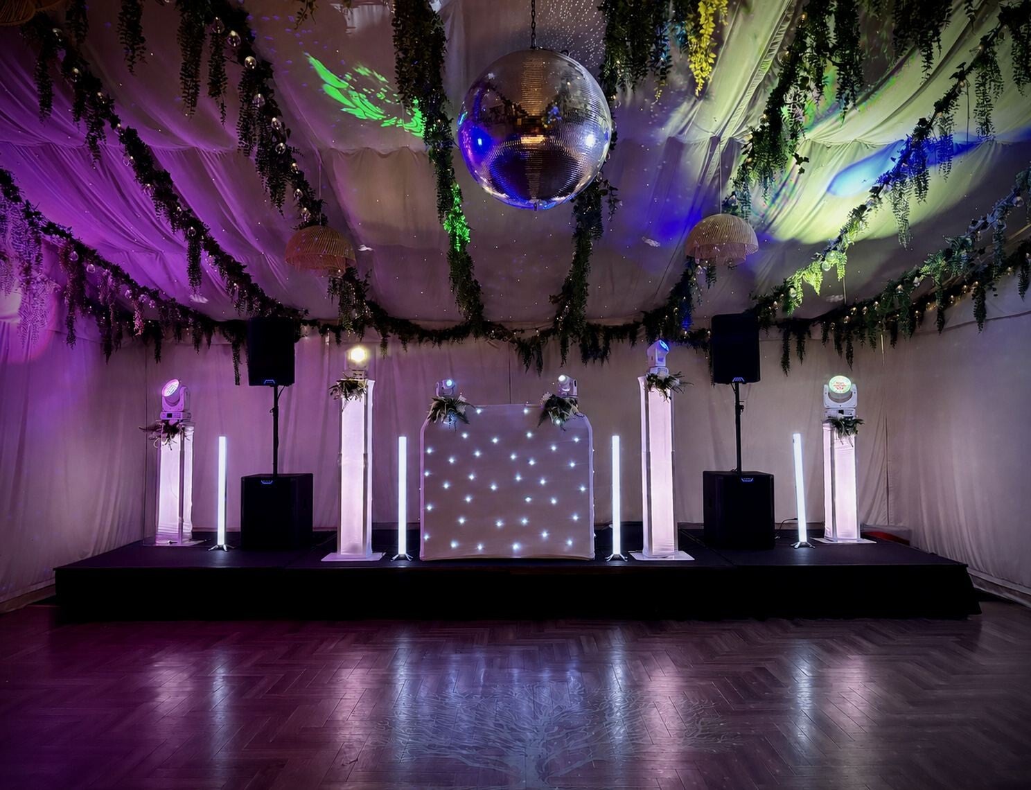 MHX Premium Full wedding setup, showing the booth, lighting and presentation