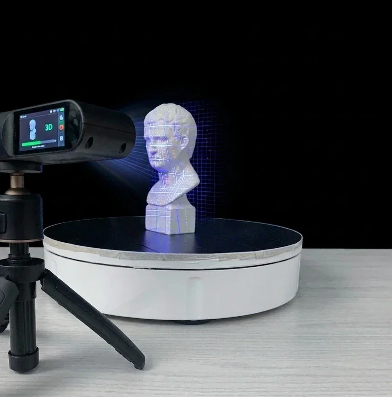 Een op een statief gemonteerde 3D-scanner legt de geometrie van een witte klassieke buste vast met behulp van blauwe laserlijnen en rode rasterstippen, terwijl het object op een witte draaitafel staat in een donkere 3dplanner  studio.